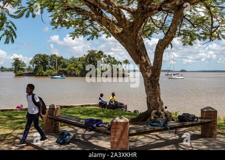 Studente sulle rive del MARONI in attesa per una barca di SAINT-Laurent du Maroni, Guiana francese, Dipartimento d'oltremare, SUD AMERICA, Francia Foto Stock