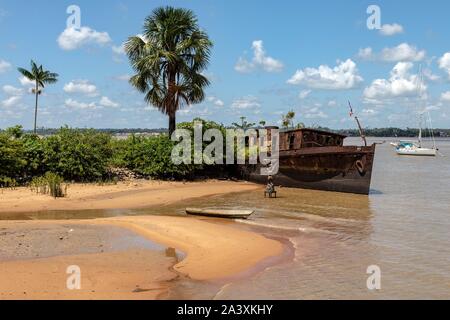 Barca arenata sulle rive del MARONI, SAINT-Laurent du Maroni, Guiana francese, Dipartimento d'oltremare, SUD AMERICA, Francia Foto Stock