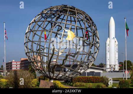 Globo e full-size razzo ARIANE 5 all'ingresso del CNES (Centre national d'Etudes Spatiales o GUIANA SPACE CENTER), base di Kourou (Guiana francese, Dipartimento d'oltremare, SUD AMERICA, Francia Foto Stock