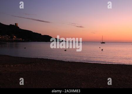 Bel Tramonto sulla spiaggia di La Azohia village, Cartagena, Murcia, Spagna. Foto Stock