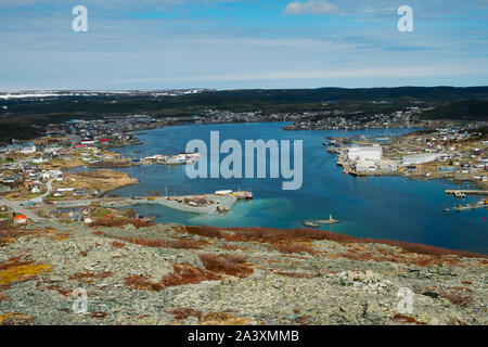 Vista collina di Sant'Antonio dalla cima di una collina sopra la città sulla Great Northern Peninula, Terranova Foto Stock