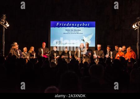 Monaco di Baviera, Germania. 10 ottobre, 2019. Alcuni dei capi di Monaco di Baviera è la comunità religiosa durante la preghiera per la pace la raccolta presso il Judische Gemeinde (Comunità Ebraica) di Monaco di Baviera, Germania rispondere al terrore attentato a Halle, Germania che è costato la vita di due persone. Centinaia assemblati per una preghiera interreligiosa contro l odio e l ondata di violenza che si sta diffondendo in tutto il mondo come il populismo di destra e di terrore sorge. Credito: Sachelle Babbar/ZUMA filo/Alamy Live News Foto Stock