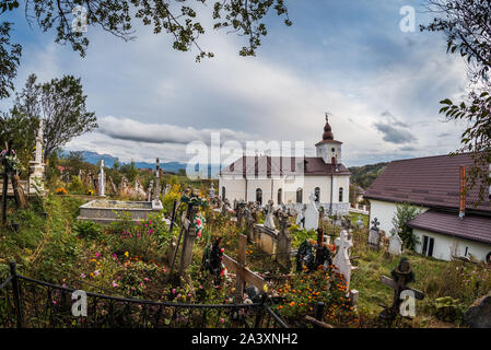 Paesaggio autunnale su Magura villaggio in Transilvania, Romania Foto Stock