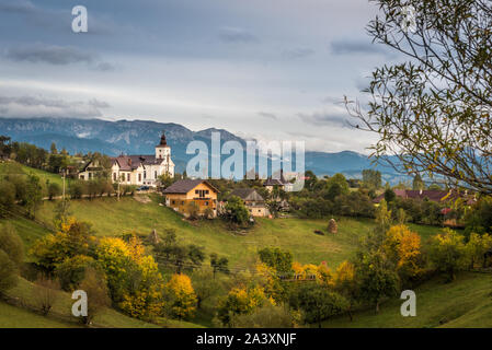 Paesaggio autunnale su Magura villaggio in Transilvania, Romania Foto Stock