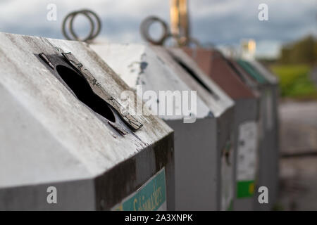 Contenitore in vetro, messa a fuoco sul primo piano, il riciclaggio Foto Stock