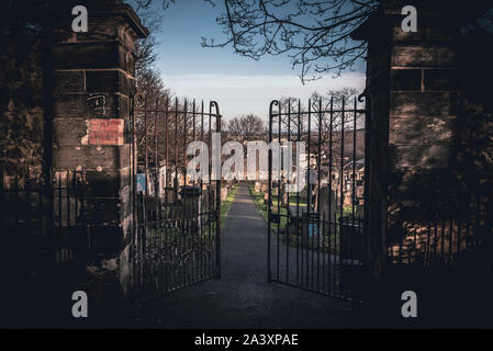 Edimburgo, Scozia, 14 dicembre 2018: percorso ad un ingresso di un cimitero con un open cancellata in ferro battuto Foto Stock