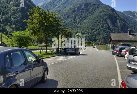 La Svizzera, Agosto 2019. Autostrada per la Germania, una zona di riposo con servizi igienici pubblici costruito in una casa colorati. Il parcheggiato e occupato di auto di persone che fanno uso di th Foto Stock