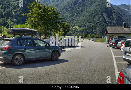 La Svizzera, Agosto 2019. Autostrada per la Germania, una zona di riposo con servizi igienici pubblici costruito in una casa colorati. Il parcheggiato e occupato di auto di persone che fanno uso di th Foto Stock