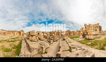 Antico rovinato pareti e colonne di Grand Court del tempio di Giove panorama, Beqaa Valley, Baalbeck, Libano Foto Stock