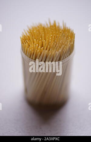 Stuzzicadenti di bambù in un round in scatola di plastica sul tavolo Foto Stock