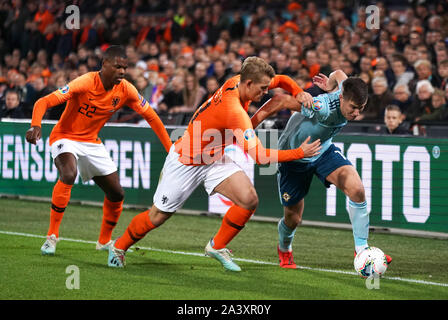 In Irlanda del Nord la Paddy McNair (destra) battaglie per la sfera con Paesi Bassi' Matthijs de Ligt (centro) e Denzel Dumfries (sinistra) durante UEFA EURO 2020 qualifica, gruppo C corrispondono al Feijenoord Stadion di Rotterdam. Foto Stock