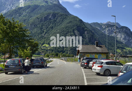 La Svizzera, Agosto 2019. Autostrada per la Germania, una zona di riposo con servizi igienici pubblici costruito in una casa colorati. Il parcheggiato e occupato di auto di persone che fanno uso di th Foto Stock