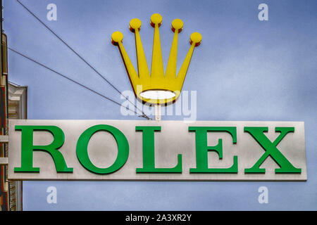 Pubblicità Rolex firma negozio di lusso marchio di orologi Vienna Rolex all'esterno del logo Rolex Foto Stock