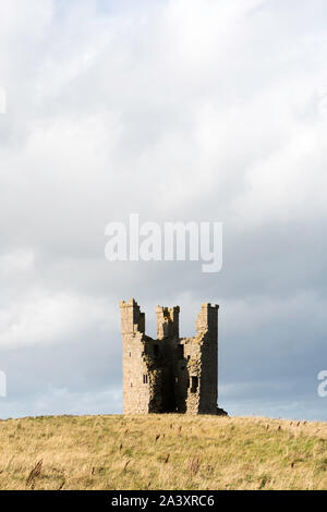 Torre Lilburn, parte del castello di Dunstanburgh, Northumberland, England, Regno Unito Foto Stock