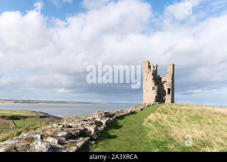 Torre Lilburn, parte del castello di Dunstanburgh, Northumberland, England, Regno Unito Foto Stock