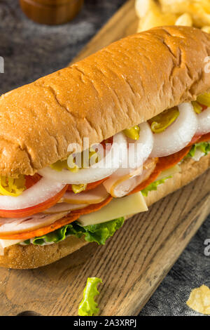 In casa la Turchia Sub panino con salame lattuga e pomodoro Foto Stock