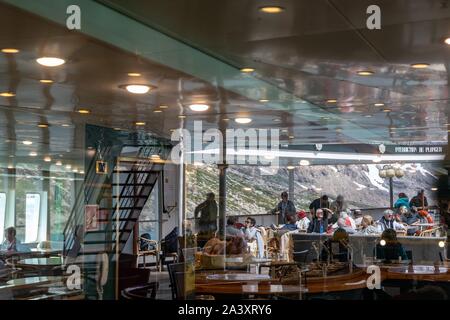 I PASSEGGERI SUL PONTE DI ASTORIA nave da crociera, FJORD nello stretto di Prince CHRISTIAN SOUND, Groenlandia Foto Stock