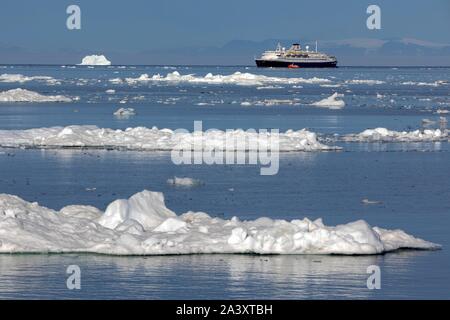 ASTORIA nave da crociera nel mezzo dell'iceberg, Ilulissat icebergs, Groenlandia, DANIMARCA Foto Stock