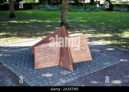 Memorial presso Willibrordiplatz commemorando i perseguitati e uccisi gli ebrei in Wesel Foto Stock