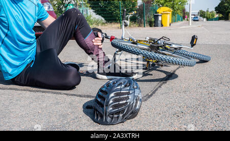 Crash di bicicletta con gli uomini sulla strada Foto Stock