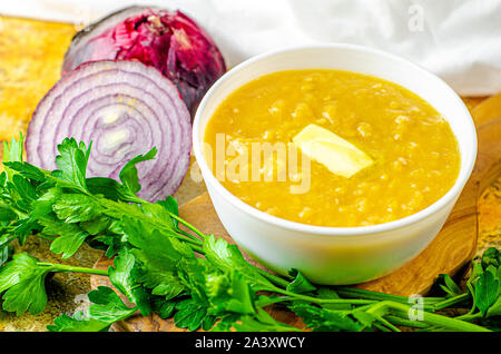 Il segnale di PEA porridge, piselli e cipolle in una pentola su una tavola di legno Foto Stock