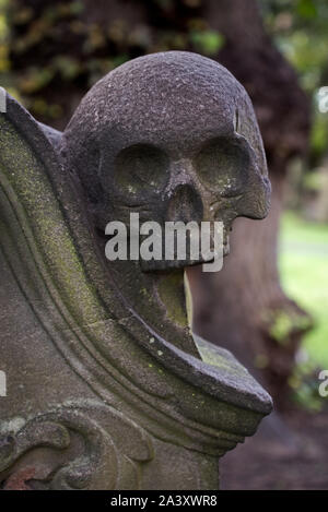 Memento Mori, cranio su una lapide in St Cuthbert's sagrato, Edimburgo, Scozia, Regno Unito. Foto Stock