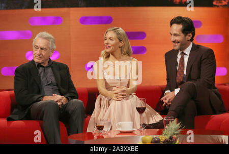 (Da sinistra a destra) Robert De Niro, Sienna Miller e Paul Rudd durante le riprese per il Graham Norton Show alla BBC Studioworks 6 Centro Televisivo, Wood Lane, Londra, per essere messo in onda su BBC One il venerdì sera. Foto Stock