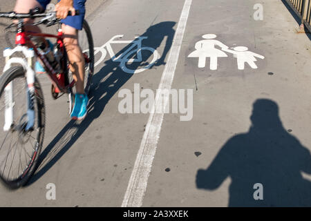 Ciclo parallelo percorso e il sentiero, appositamente contrassegnati, Foto Stock