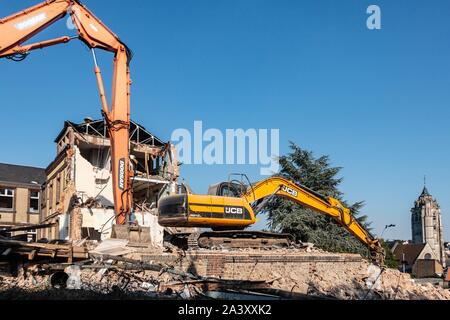 Retroescavatori per la demolizione del vecchio ANDRE COUTURIER OSPEDALE, RUGLES (27), Francia Foto Stock