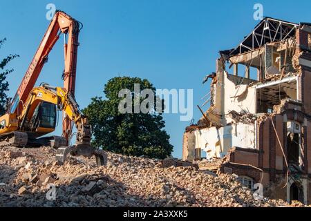 Retroescavatori per la demolizione del vecchio ANDRE COUTURIER OSPEDALE, RUGLES (27), Francia Foto Stock