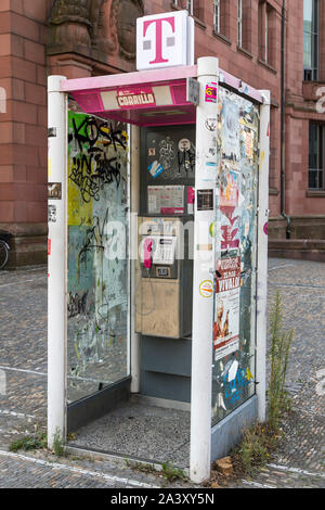 Freiburg im Breisgau, vecchia cabina telefonica, pagare telefono, la scheda Telefono, telecom, impastato Foto Stock