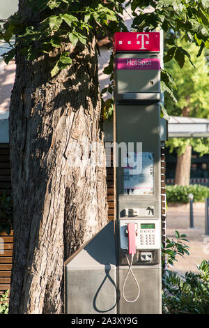 Freiburg im Breisgau, vecchia cabina telefonica, pagare telefono, telefono colonna, la scheda Telefono, Telekom, Foto Stock