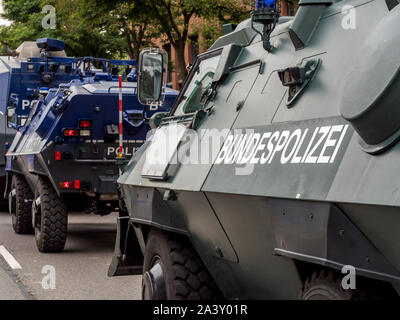 In Germania i serbatoi di polizia Foto Stock