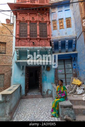 Donna indiana di fronte a una vecchia casa blu di un bramino, Rajasthan, Jodhpur, India Foto Stock