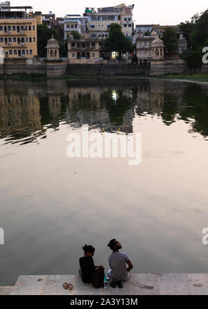 Paio di sedersi su Gangaur ghat, Rajasthan, Udaipur, India Foto Stock