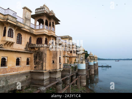 Edificio storico su Gangaur ghat, Rajasthan, Udaipur, India Foto Stock