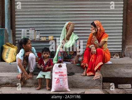 Donna di Rajasthani chiacchierando in strada, Rajasthan, Jodhpur, India Foto Stock