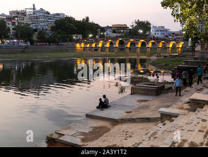 Ponte illuminato su Gangaur ghat, Rajasthan, Udaipur, India Foto Stock