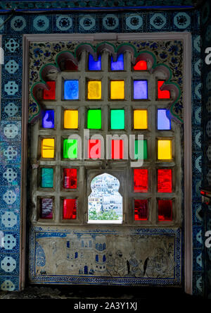 Colorato le finestre di vetro macchiate nel palazzo di città, Rajasthan, Udaipur, India Foto Stock
