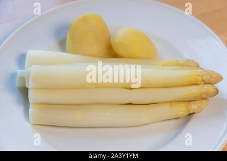 Asparagi bianchi, asparagi spears, cotta con patate su una piastra, Foto Stock