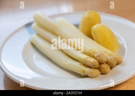 Asparagi bianchi, asparagi spears, cotta con patate su una piastra, Foto Stock