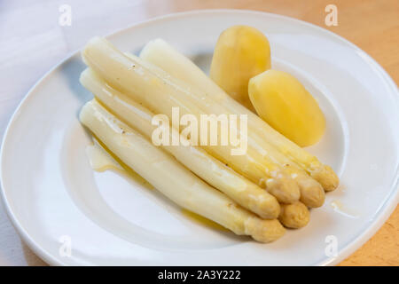 Asparagi bianchi, asparagi spears, cotta con patate su una piastra, con liquido di burro, Foto Stock