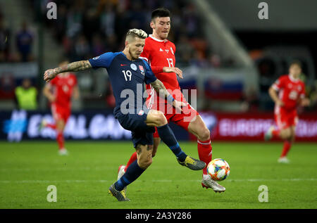 La Slovacchia è Juraj Kucka (sinistra) e il Galles Kieffer Moore battaglia per la sfera durante UEFA EURO 2020 qualifica, gruppo e corrispondono a Anton Malatinsky Stadium, Trnava. Foto Stock