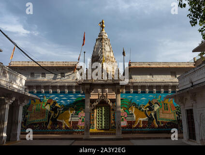 Tempio indiano con pitture murali raffiguranti tigri, Rajasthan, Jodhpur, India Foto Stock