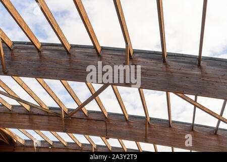 Smontaggio tetto in legno del cottage contro il blu cielo nuvoloso. Preparazione e di effettuare la ricostruzione e la riparazione dell'edificio Foto Stock