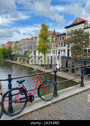 Utrecht, Paesi Bassi - Ottobre 5,2019: case tradizionali sul Oudegracht (vecchio canale) nel centro di Utrecht. Utrecht è un molto la città vecchia e il 18-23 ottobre 2004 - quarta Foto Stock