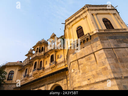 Edificio storico su Gangaur ghat, Rajasthan, Udaipur, India Foto Stock