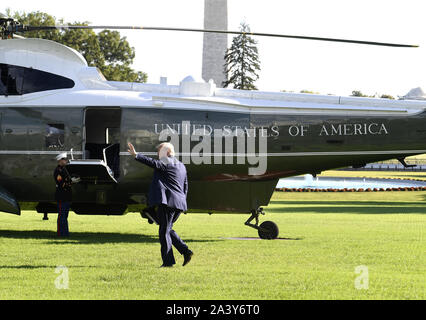 Washington, Stati Uniti. 10 ottobre, 2019. Presidente Donald Trump onde per gli ospiti come egli cammina a Marina Uno di discostarsi dalla Casa Bianca, giovedì, 10 ottobre 2019, a Washington, DC. Trump sta partecipando a una campagna di sera nel rally di Minneapolis, Minnesota. Foto di Mike Theiler/UPI Credito: UPI/Alamy Live News Foto Stock