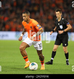 Stadion Feijenoord, Rotterdam, Paesi Bassi. 10 ottobre, 2019. Campionati Europei 2020 il qualificatore, Paesi Bassi contro l'Irlanda del Nord; Memphis Depay dei Paesi Bassi spinge in avanti - Editoriale usare carte di credito: Azione Plus sport/Alamy Live News Foto Stock