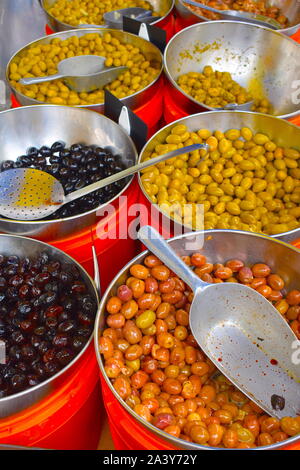 Mediterraneo olive marinate in ciotole di degustare e acquistare in locale sud del mercato francese. Verde biologico, marrone e olive nere disponibile. Foto Stock